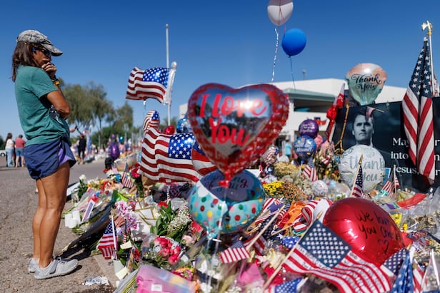 15일 애리조나주 피닉스의 터닝포인트 USA 대표 본부 앞에 찰리 커크 대표를 기리는 추모 기념물들이 놓여 있다. /AFP 연합뉴스