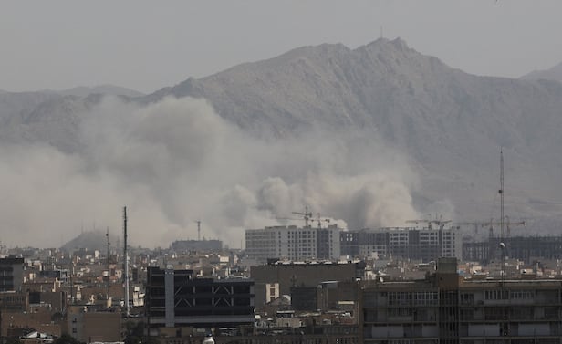28일 이란 테헤란에서 이스라엘과 미국이 이란을 공격한 후 폭발로 연기가 피어오르고 있다./로이터 연합뉴스