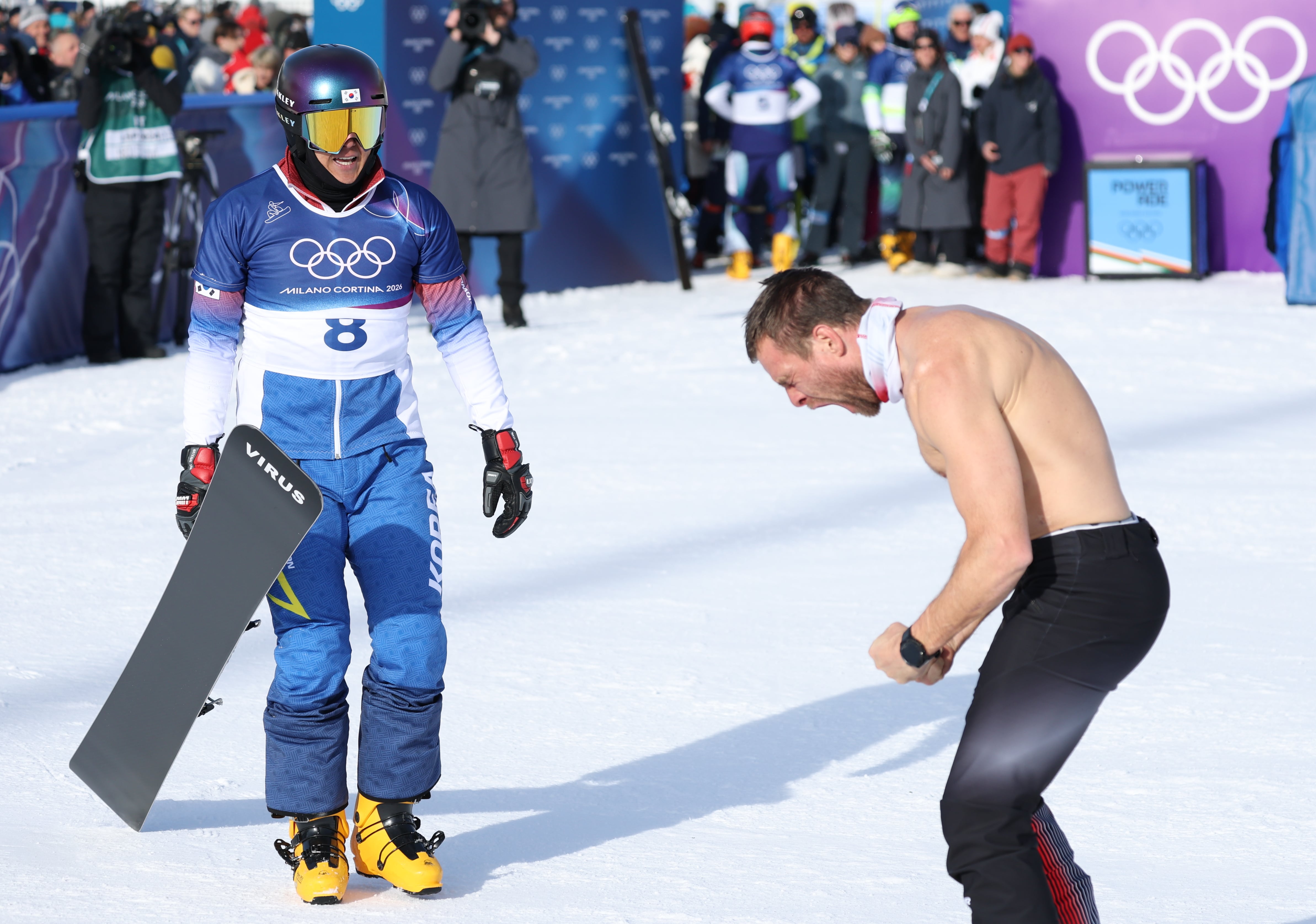 <YONHAP PHOTO-6709> 김상겸 '아쉬움이 남는' (리비뇨=연합뉴스) 신준희 기자 = 8일(현지시간) 이탈리아 리비뇨 스노파크에서 열린 2026 밀라노-코르티나담페초 동계올림픽 스노보드 남자 평행 대회전 결승에 출전한 김상겸이 은메달을 확정 지은 뒤 금메달의 오스트리아 베냐민 카를을 향해 다가가고 있다. 2026.2.8 hama@yna.co.kr/2026-02-08 23:02:26/<저작권자 ⓒ 1980-2026 ㈜연합뉴스. 무단 전재 재배포 금지, AI 학습 및 활용 금지>