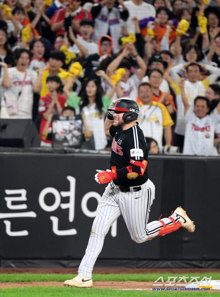 26일 대전 한화생명볼파크에서 열린 한화 이글스와 LG 트윈스의 경기. 6회초 1사 LG 오스틴이 솔로포를 날린 뒤 환호하고 있다. 대전=박재만 기자 pjm@sportschosun.com/2025.09.26