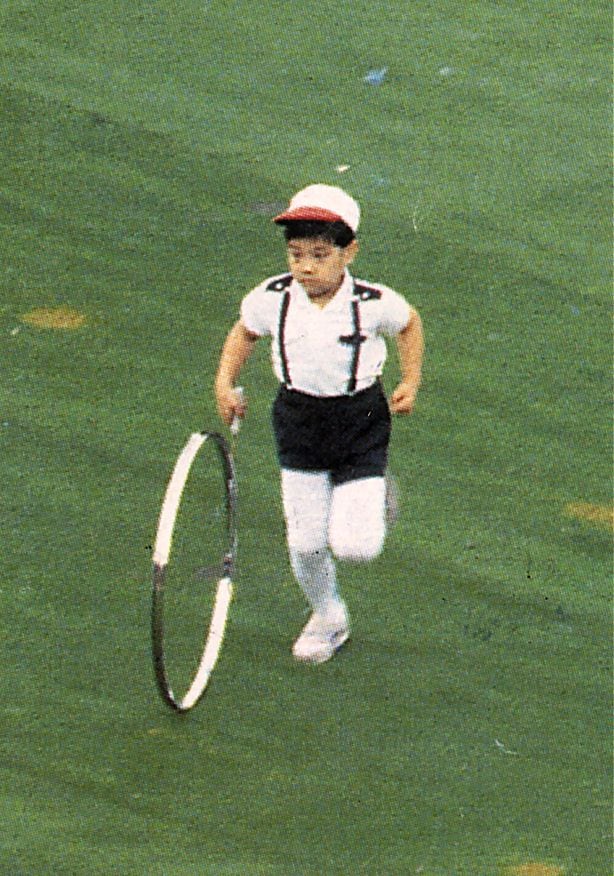 1988년 서울올림픽 개막식에서 윤태웅 군이 굴렁쇠를 굴리며 텅빈 그라운드를 가로지르고 있다. /조선일보DB