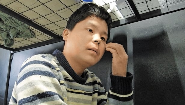 본지와 만난 스물한 살의 북한군 포로 백모씨는 총격으로 왼쪽 정강뼈가 부서지는 큰 부상을 당하고 수술을 받아 거동하지 못하는 상태다. 2021년 5월 입대한 그는 작년 11월 폭풍군단 소속으로 러시아로 보내졌다고 했다. 그때 그가 들은 이야기라곤