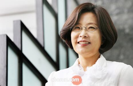 Singer Honored for Contribution on Liberation Day