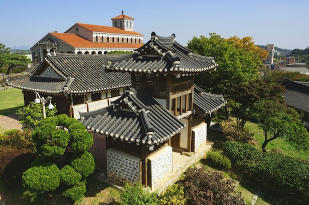 성공회 강화 온수리성당 전경. 한옥성당과 신축한 바실리카 양식 성당이 나란히 있다. /온수리성당 홈페이지