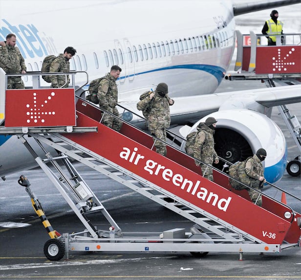 독일, 그린란드에 병력 파견  16일 그린란드 수도 누크 국제공항에 착륙한 비행기에서 독일 연방군 소속으로 추정되는 군인들이 내리고 있다. 도널드 트럼프 미국 대통령이 그린란드 편입에 대한 의지를 밝히며 무력 사용 가능성도 시사하자 독일·프랑스 등 유럽 국가들이 강력 반발하고 연대에 나서면서 미국과 유럽의 대서양 동맹이 흔들리고 있다. /AFP 연합뉴스