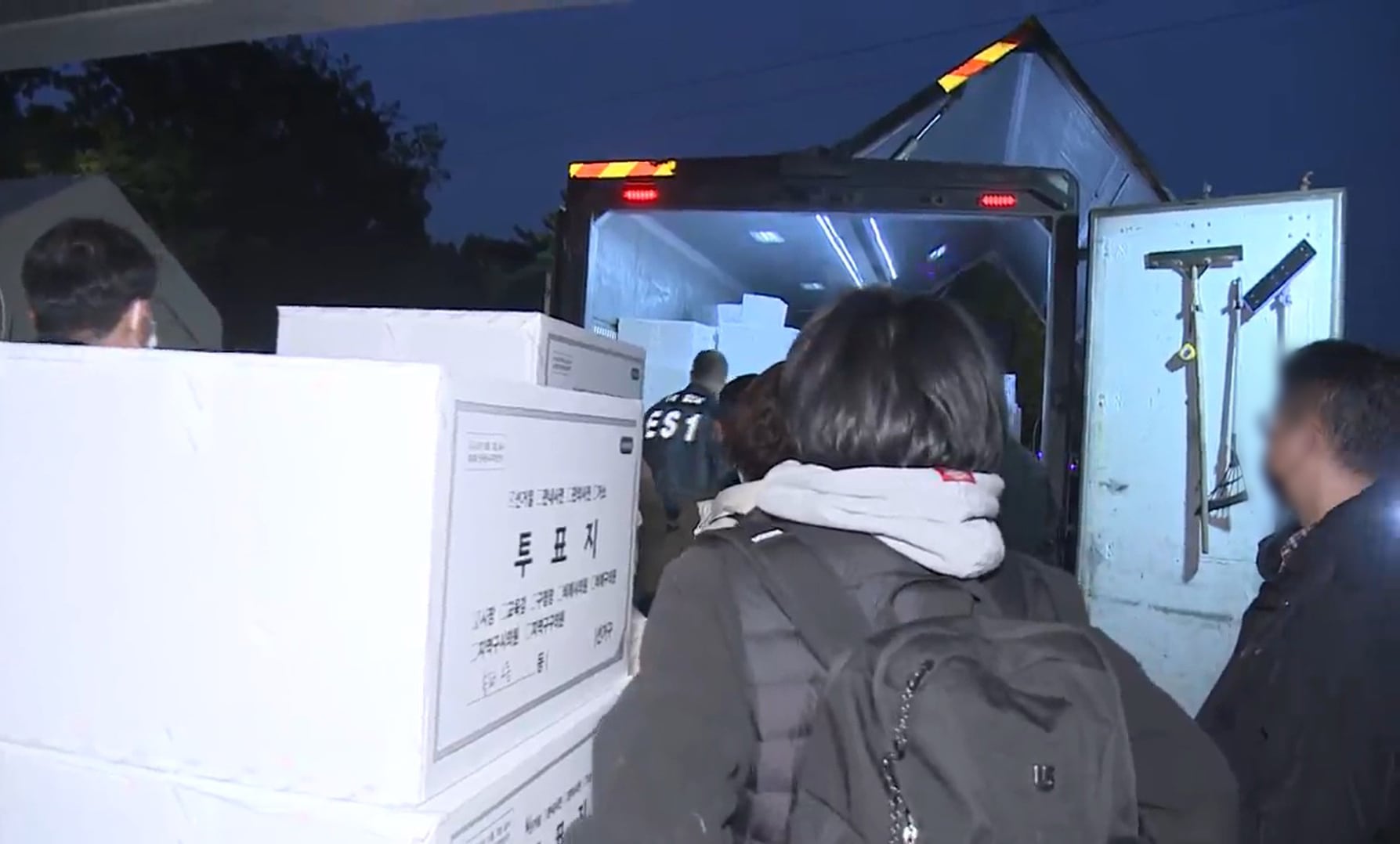 공개 검증 마친 투표함, 핸드볼경기장 반출 완료