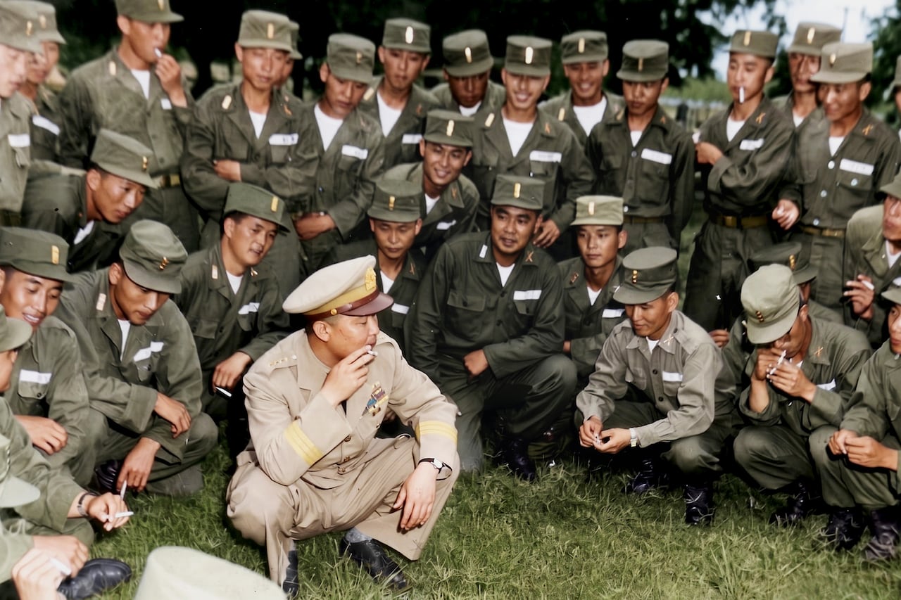 1953년 5월23일 포트베닝 미 보병학교에서 유학 중인 한국군 장교들과 백선엽 육군참모총장(가운데 정복 차림 앉은 이)이 환담을 나누는 모습이다. /미 국립 문서기록보관청