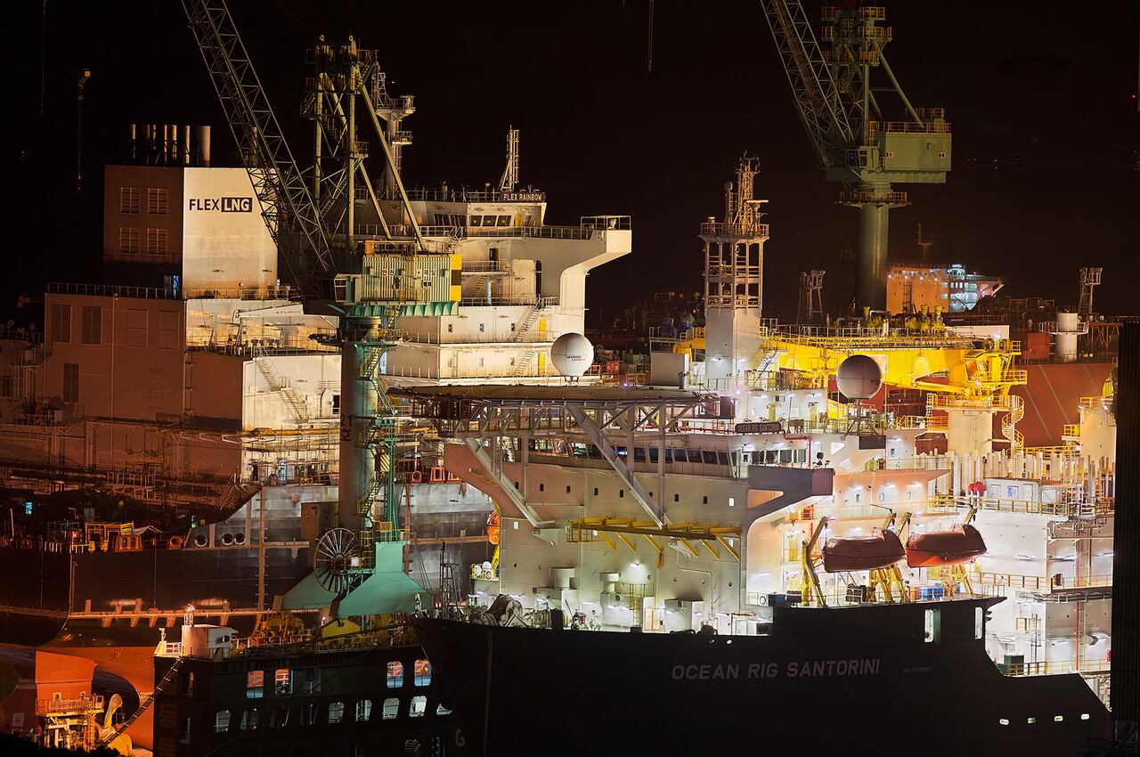 [IK178693-선박건조] 진수식을 마치고 시운전을 위해 최종 마무리 작업하며 정박 중인 선박들. 각종 선박들도 모양이 같은 선박은 거의 없다. 저마다 독특한 형태와 자태, 아름다운 색깔의 옷을 입고 자랑하고 있다. /사진가 조춘만