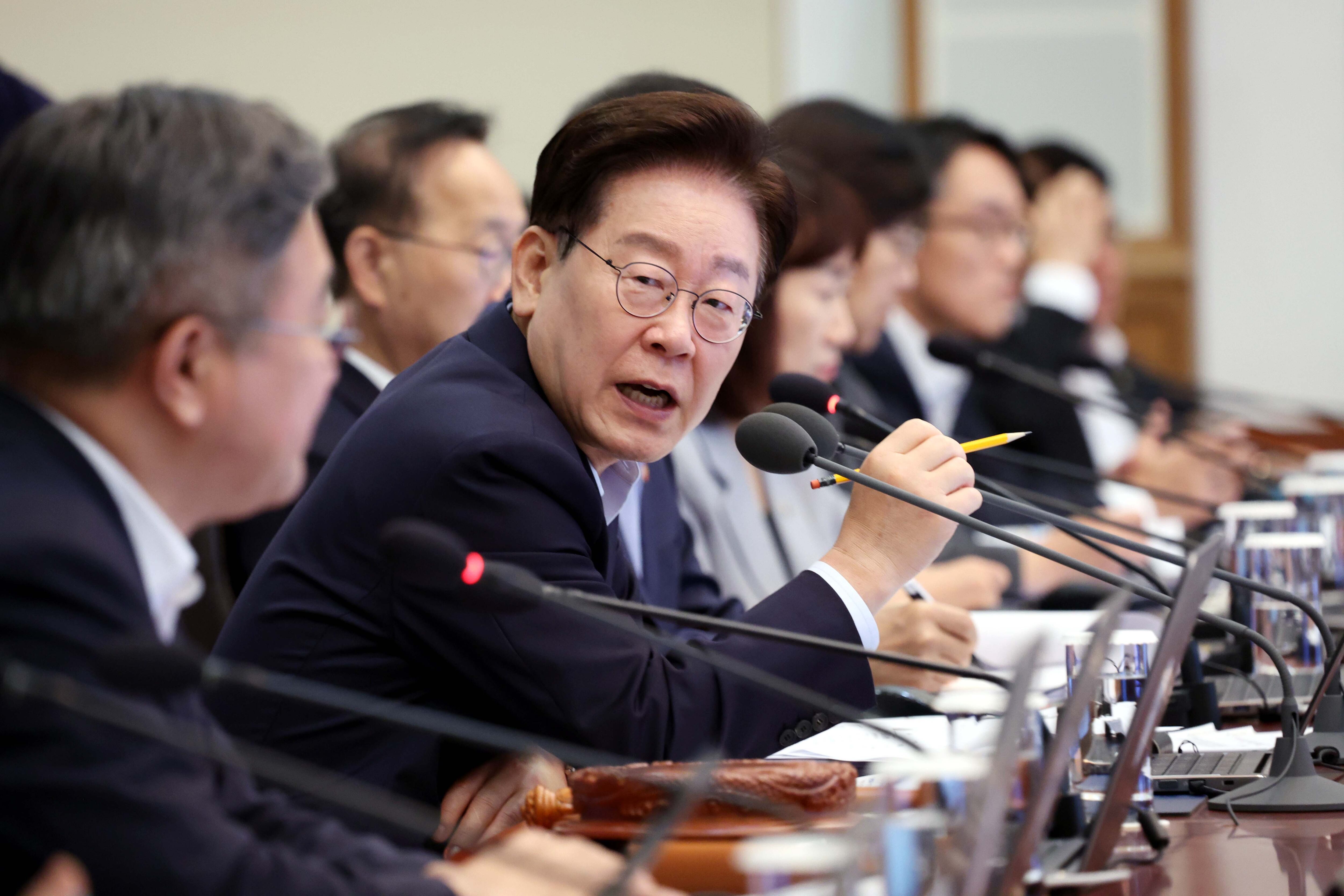 이재명 대통령이 8월 25일 청와대에서 열린 제37회 국무회의에서 발언하고 있다. 행정안전부는 이날 'AI 민주정부' 실현 전략을 보고했다. /뉴시스