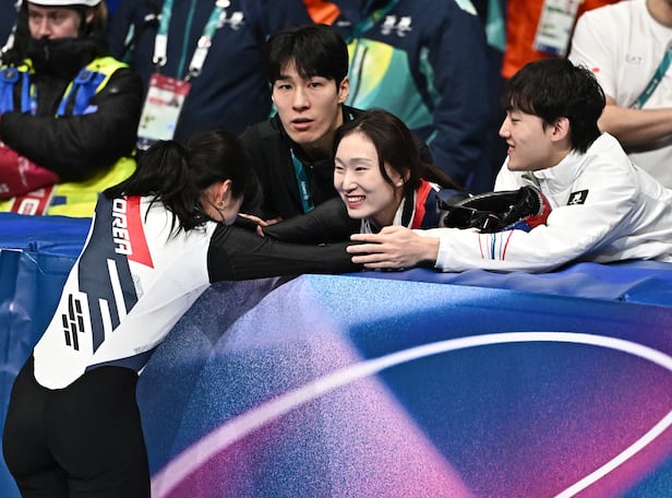 16일 이탈리아 밀라노 스피드스케이팅 아레나에서 열린 밀라노동계올림픽 쇼트트랙 여자 1000m 결승전. 김길리가 동메달을 차지했다. 눈물 터진 김길리 위로하는 황대헌, 최민정, 임종언./장련성 기자