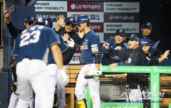 1일 잠실구장에서 열린 LG 트윈스와 NC 다이노스의 경기. 4회초 1사 만루 NC 김형준 역전 적시타가 터지자 이호준 감독이 환호하고 있다. 잠실=박재만 기자 pjm@sportschosun.com/2025.10.01