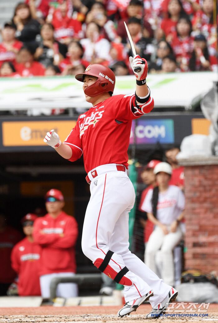 11일 인천SSG랜더스필드에서 열린 SSG와 삼성의 준PO 2차전. 3회말 2사 2루 SSG 최정이 적시타를 날리고 있다. 인천=박재만 기자 pjm@sportschosun.com/2025.10.11