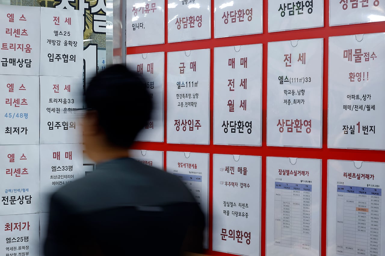 더불어민주당이 정부의 8·3 세제개편안에 포함된 비거주 1주택자 종합부동산세 강화안에 대한 재고를 요청하면서 청와대와 정부가 수정안 마련에 착수했다. 사진은 24일 오후 서울시 송파구의 부동산에 매물이 붙어 있는 모습. /뉴스1