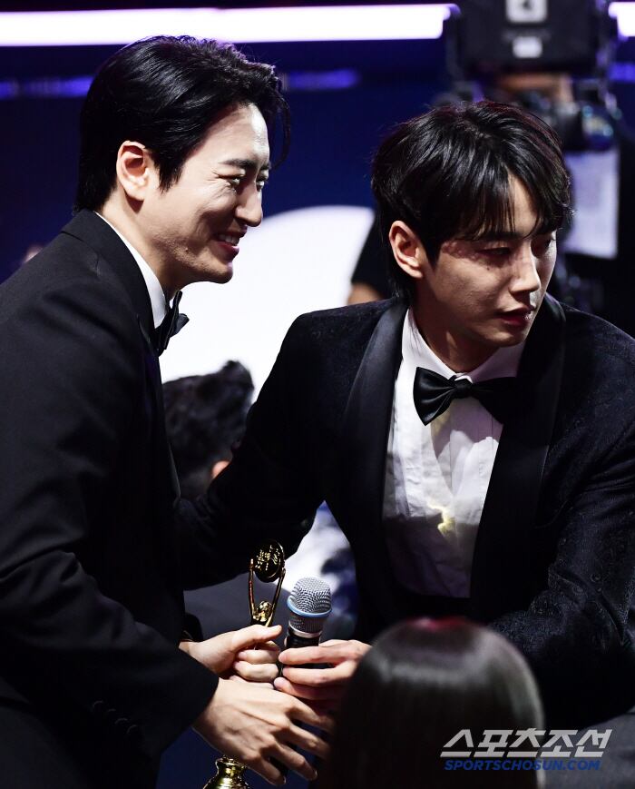 제4회 청룡시리즈어워즈(Bluedragon Series Awards)가 18일 인천 파라다이스시티에서 열렸다. 업비트 인기스타상을 수상한 이준혁을 이준영이 축하해주고 있다. 인천=허상욱 기자 wook@sportschosun.com/2025.07.18