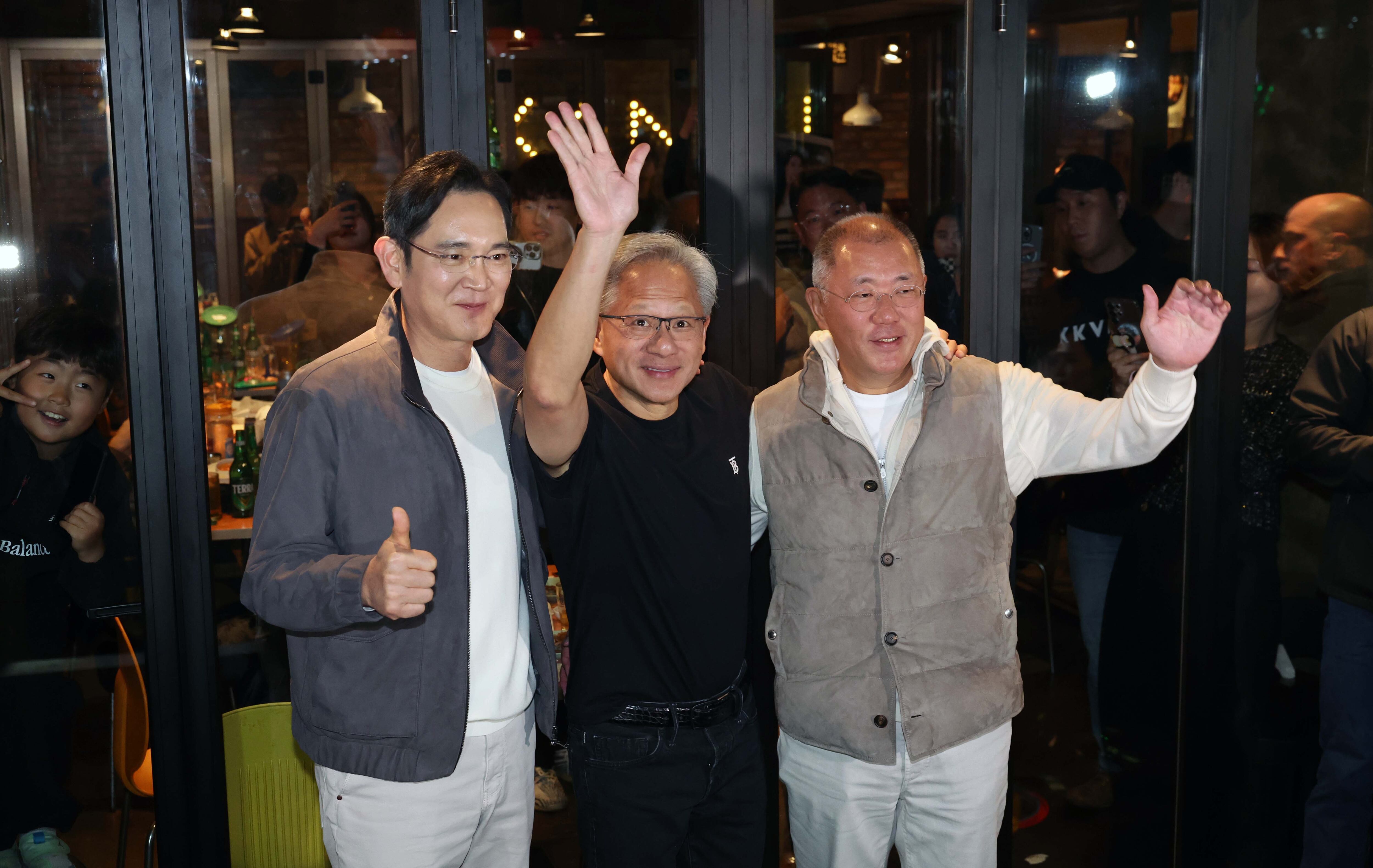 이재용(왼쪽부터) 삼성전자 회장, 젠슨 황 엔비디아 최고경영자(CEO), 정의선 현대차그룹 회장이 지난달 30일 서울 강남구 삼성동의 치킨집에서 회동을 마친 뒤 기념촬영을 하고 있다. 뉴스1