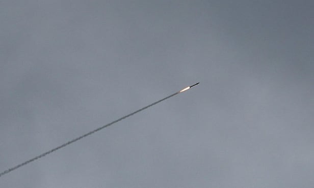  28일 예루살렘에서, 이스라엘과 미국이 이란을 공격한 후 이란에서 이스라엘을 향해 미사일이 발사되자 방공 시스템이 작동하고 있다.로이터 연합뉴스