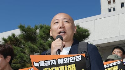 6일 서울 서초동 대법원 앞에서 열린 '제3자 녹음금지 예외적용을 통한 학대피해 장애인 권리보장 대책위원회' 주최 제3자 녹음금지 예외 촉구 2차 기자회견에서 웹툰 작가 주호민 씨가 발언하고 있다. /연합뉴스