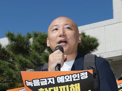6일 서울 서초동 대법원 앞에서 열린 '제3자 녹음금지 예외적용을 통한 학대피해 장애인 권리보장 대책위원회' 주최 제3자 녹음금지 예외 촉구 2차 기자회견에서 웹툰 작가 주호민 씨가 발언하고 있다. /연합뉴스