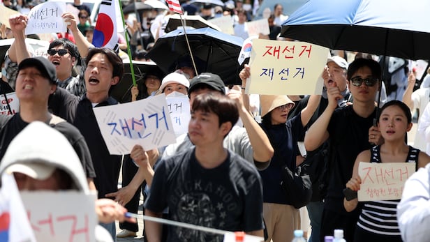 투표용지 부족 사태에 항의하며 개표소 봉쇄 시위를 이어가는 시민들이 6일 서울 송파구 올림픽공원 핸드볼경기장에 설치된 개표소 앞에서 재선거를 요구하고 있다. /뉴시스