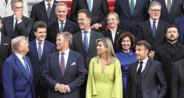 트럼프 보며 다들 웃을 때, 홀로 못 웃는 젤렌스키 - 24일 네덜란드 헤이그에서 열린 나토(NATO·북대서양조약기구) 정상회의에 참석한 주요국 정상들이 도널드 트럼프 미국 대통령을 보며 웃고 있다. 앞줄 왼쪽부터 트럼프 대통령, 빌럼 알렉산더르 네덜란드 국왕 부부, 에마뉘엘 마크롱 프랑스 대통령. 볼로디미르 젤렌스키(둘째 줄 오른쪽) 우크라이나 대통령은 엄숙한 표정을 하고 정면을 쳐다보고 있다. /로이터 연합뉴스