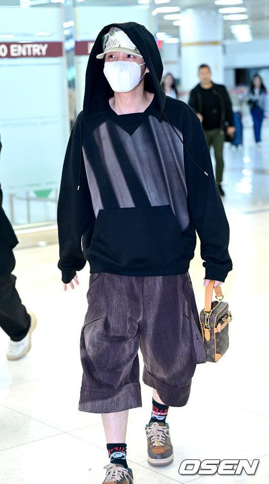 J-Hope est actuellement en tournée mondiale, mais je suppose qu'il est retourné en Corée