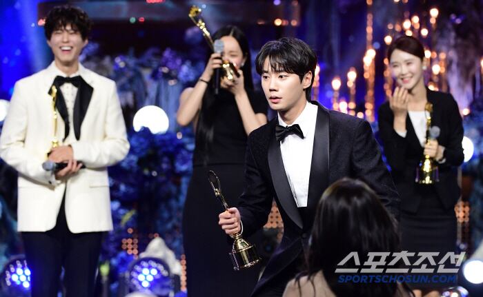 제4회 청룡시리즈어워즈(Bluedragon Series Awards)가 18일 인천 파라다이스시티에서 열렸다. 업비트 인기스타상을 수상한 이준혁 대신 트로피를 먼저 받았던 이준영이 깜짝 놀라고 있다. 인천=허상욱 기자 wook@sportschosun.com/2025.07.18