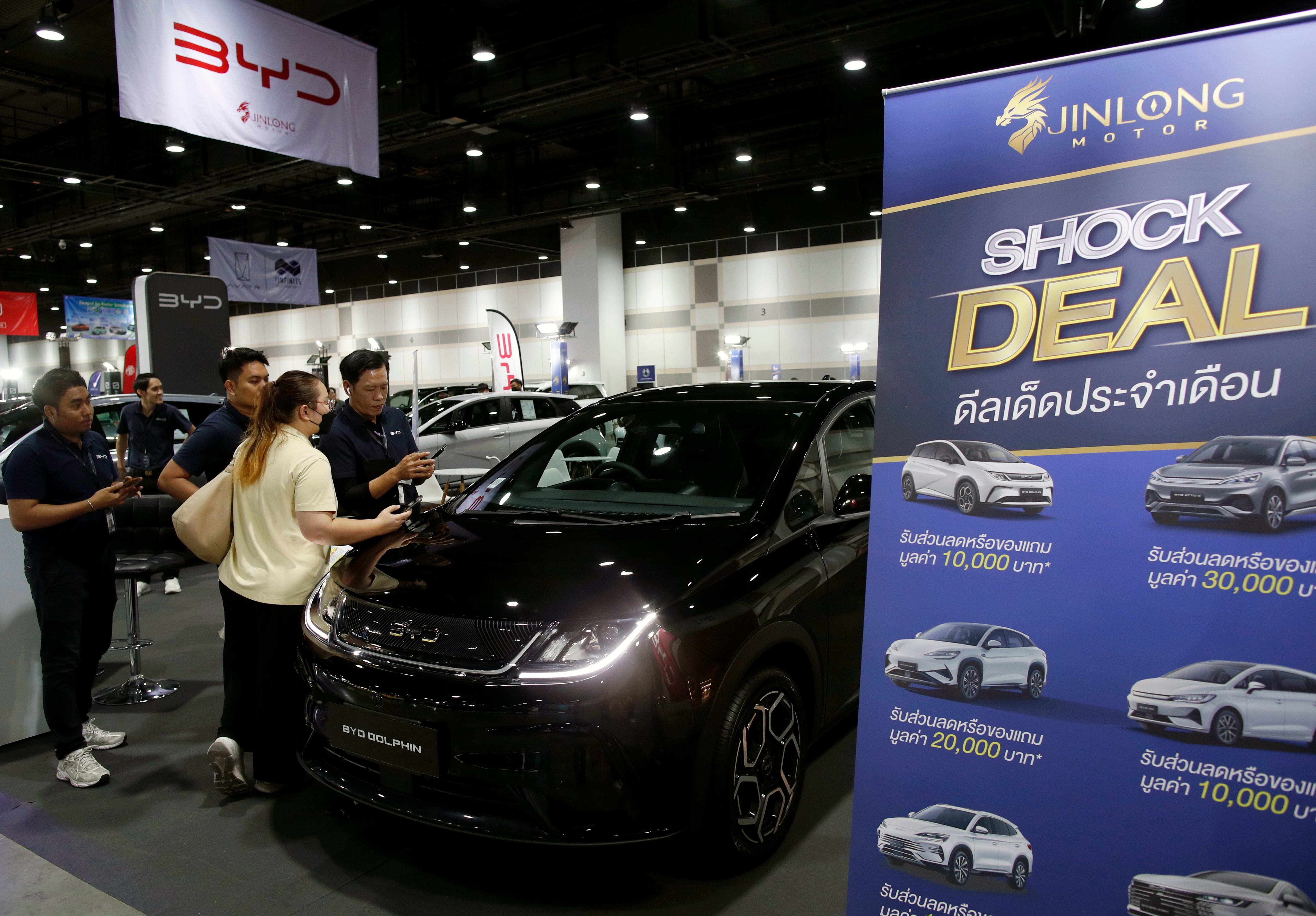 지난달 24일 태국 방콕에서 열린 ‘방콕 전기차 엑스포 2025’에서 영업사원이 현장을 찾은 고객에게 중국 BYD의 전기차 ‘돌핀’ 할인 혜택을 소개하고 있다. 태국은 동남아 최대 자동차 시장으로, 오랫동안 일본차가 시장을 장악했지만 최근 확산하기 시작한 전기차만큼은 중국이 무려 88%를 장악하며, 한국(1%)·미국(6%)·유럽(5%)을 압도하고 있다./EPA연합뉴스