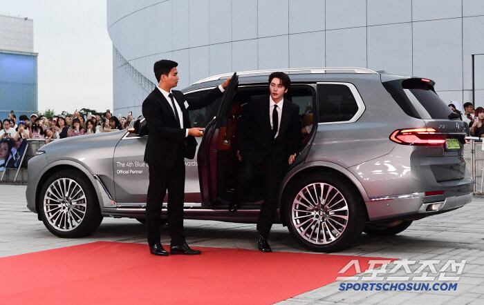 제4회 청룡시리즈어워즈(Bluedragon Series Awards)가 18일 인천 파라다이스시티에서 열렸다. 정현규가 포토타임을 갖고 있다. 인천=송정헌 기자 songs@sportschosun.com/2025.07.18