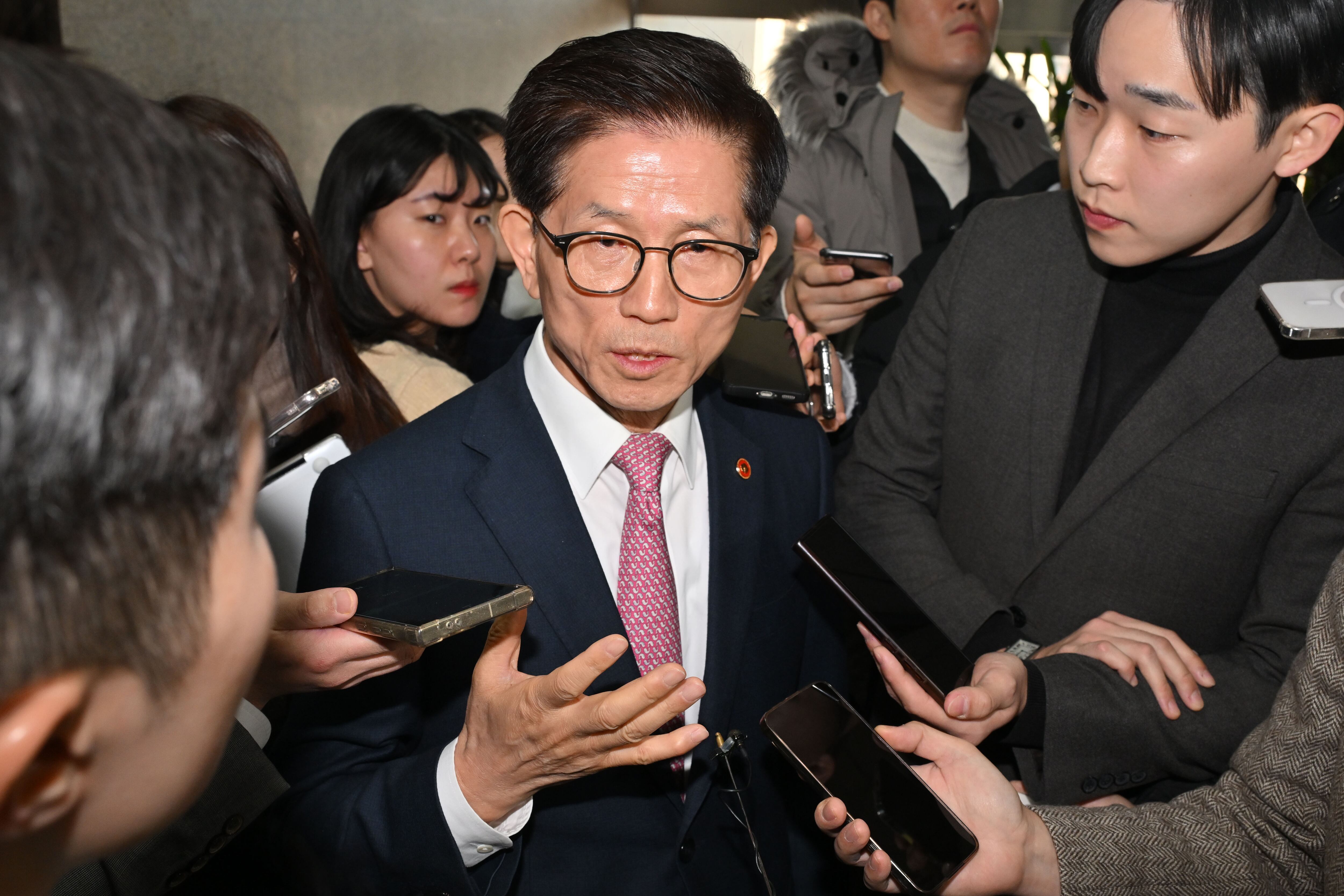 김문수 고용노동부 장관이 4일 국회에서 열린 반도체특별법 주52시간제 특례 도입을 위한 당정협의회를 마치고 취재진의 질문에 답변하고 있다./남강호 기자