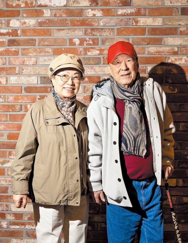 지난달 28일 서울 용산 CGV에서 열린 다큐멘터리 영화 ‘바람이 전하는 말’ 시사회에 참석한 양인자와 김희갑. 영화는 김희갑의 60년 음악 여정을 담았다. 양인자는 “이날은 선생님 컨디션이 원더풀했다”며 “원래 하던 가락이 있어 포즈 취하는 일에 어려움이 없으시더라”고 웃었다. /이경호 영상미디어 기자