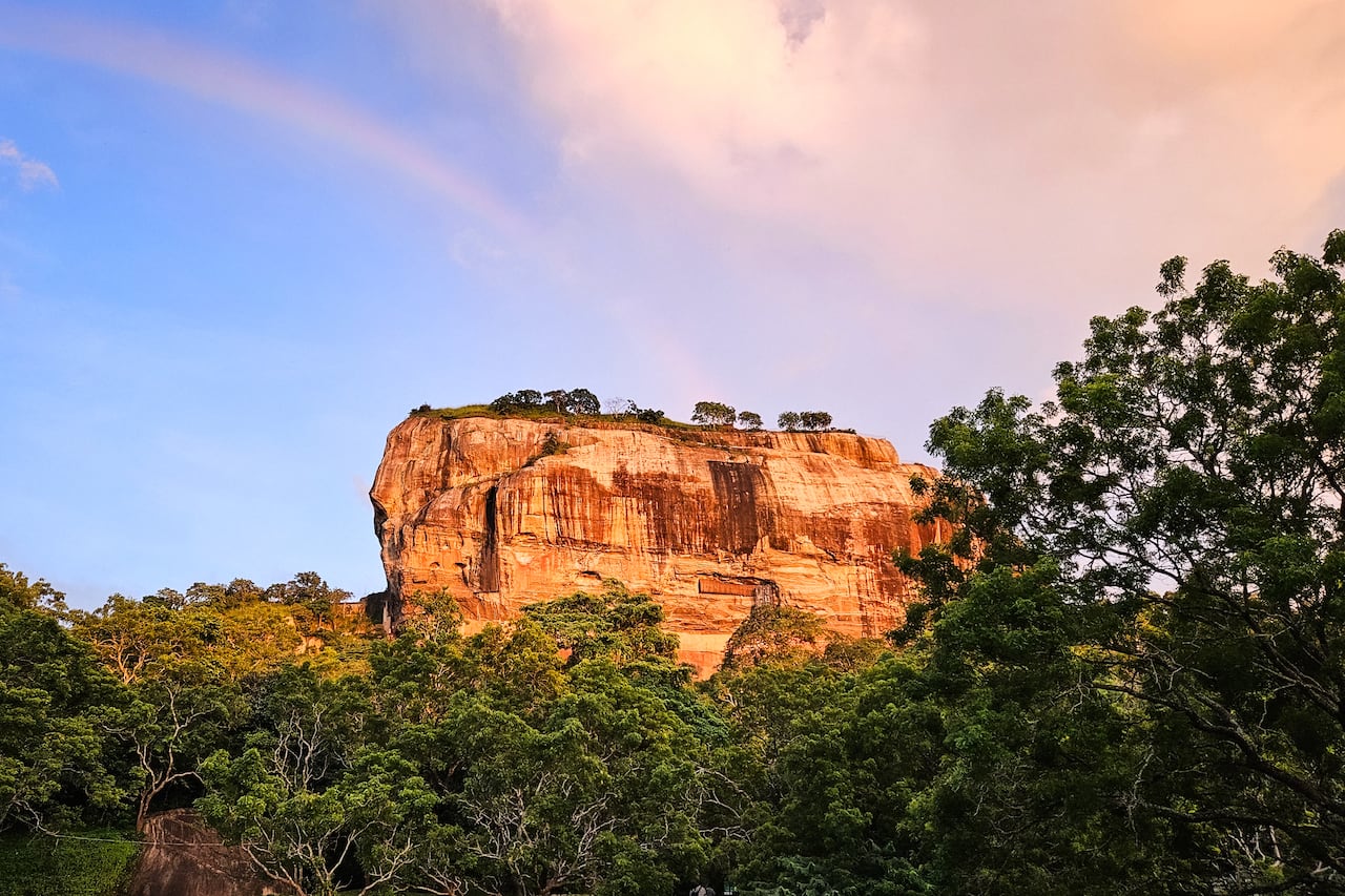 사자바위로 불리는 ‘시기리야(Sigiriya)’. 유네스코 세계유산으로 등재된 거대한 바위 요새는 겉으로 보기엔 화려하게 보이지만 기원부터가 참혹하다. /사진=정병선 기자