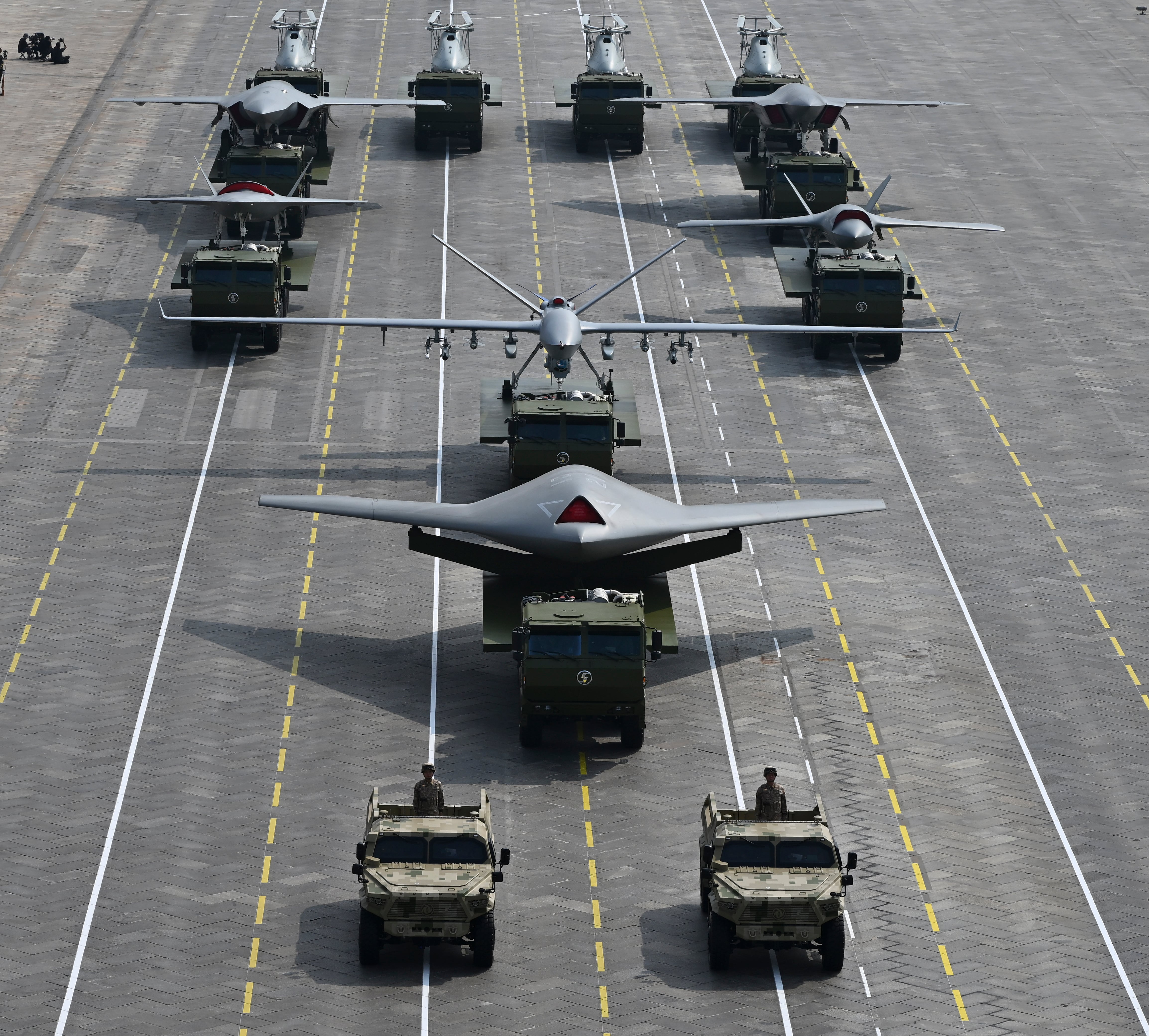 /연합뉴스
지난 3일 중국 베이징에서 열린 중국 전승절 80주년 기념 열병식에서 무인 항공기를 실은 차량들이 이동하고 있다. 중국은 이날 10여 종의 육·해·공 무인 무기 체계와 드론 방어 무기를 공개했다./신화 연합뉴스