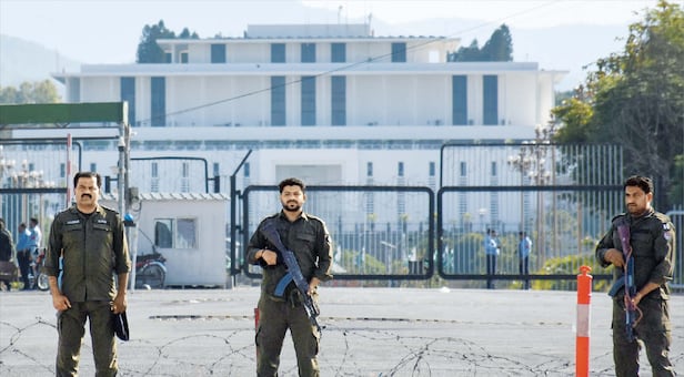 경계 강화하는 파키스탄 대통령 관저 미국과 이란의 첫 종전 대면 협상을 하루 앞둔 10일 파키스탄 수도 이슬라마바드에서 무장 경찰들이 대통령 관저로 향하는 도로에서 경계를 서고 있다. 파키스탄 당국은 이번 협상에 대비해 수도 일대에 군경 약 1만명을 투입한 것으로 전해졌다. /로이터 연합뉴스