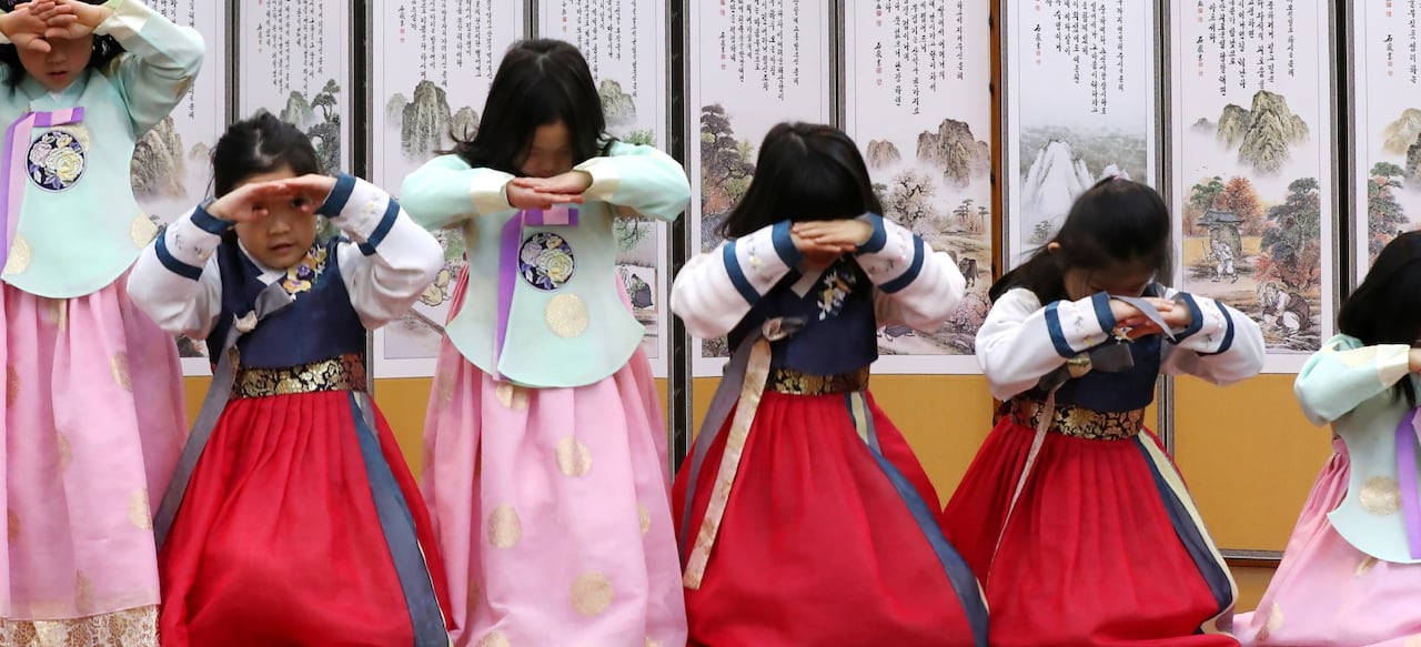 설 연휴를 이틀 앞둔 23일 오전 대전 중구 한국효문화진흥원을 찾은 유성구청 우리어린이집 원생들이 한복을 곱게 차려입고 예절교육을 받고 있다. /신현종 기자