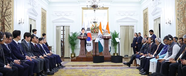 President Lee Jae Myung and Indian Prime Minister Narendra Modi hold a joint press statement at the Yeongbingwan state guest house in New Delhi on the 20th. /News1