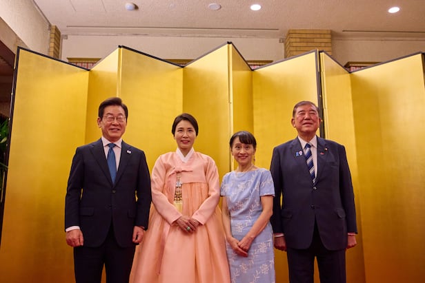 이재명 대통령과 김혜경 여사가 이시바 시게루 일본 총리, 부인 이시바 요시코 여사와 23일 일본 도쿄 총리 관저에서 한일 정상 내외 친교행사 기념촬영을 하고 있다./뉴시스