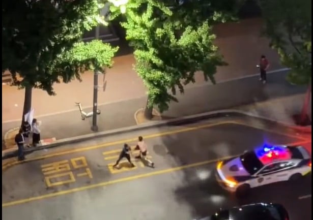 윗옷 벗고 도로 활보한 40대… 경찰에게 주먹 휘두르다 테이저건 맞고 붙잡혀