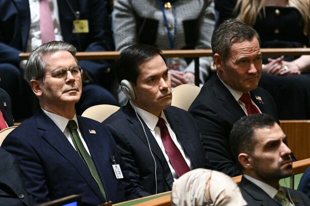 도널드 트럼프 행정부의 스콧 베선트 재무 장관, 마코 루비오 국무 장관, 마이크 왈츠 유엔 대사가 23일 트럼프의 연설장에 모습을 드러냈다.
/AFP 연합뉴스