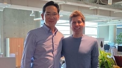 이재용 삼성전자 회장과 샘 올트먼 오픈AI 최고경영자(CEO)가 현지시간 25일 미국 샌프란시스코 오픈AI 본사에서 만나 기념 촬영하고 있다. /연합뉴스