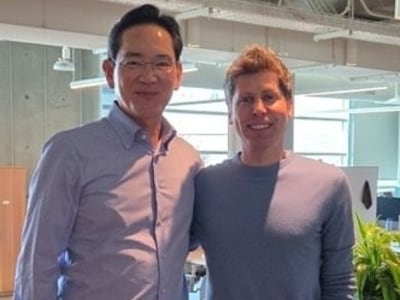이재용 삼성전자 회장과 샘 올트먼 오픈AI 최고경영자(CEO)가 현지시간 25일 미국 샌프란시스코 오픈AI 본사에서 만나 기념 촬영하고 있다. /연합뉴스