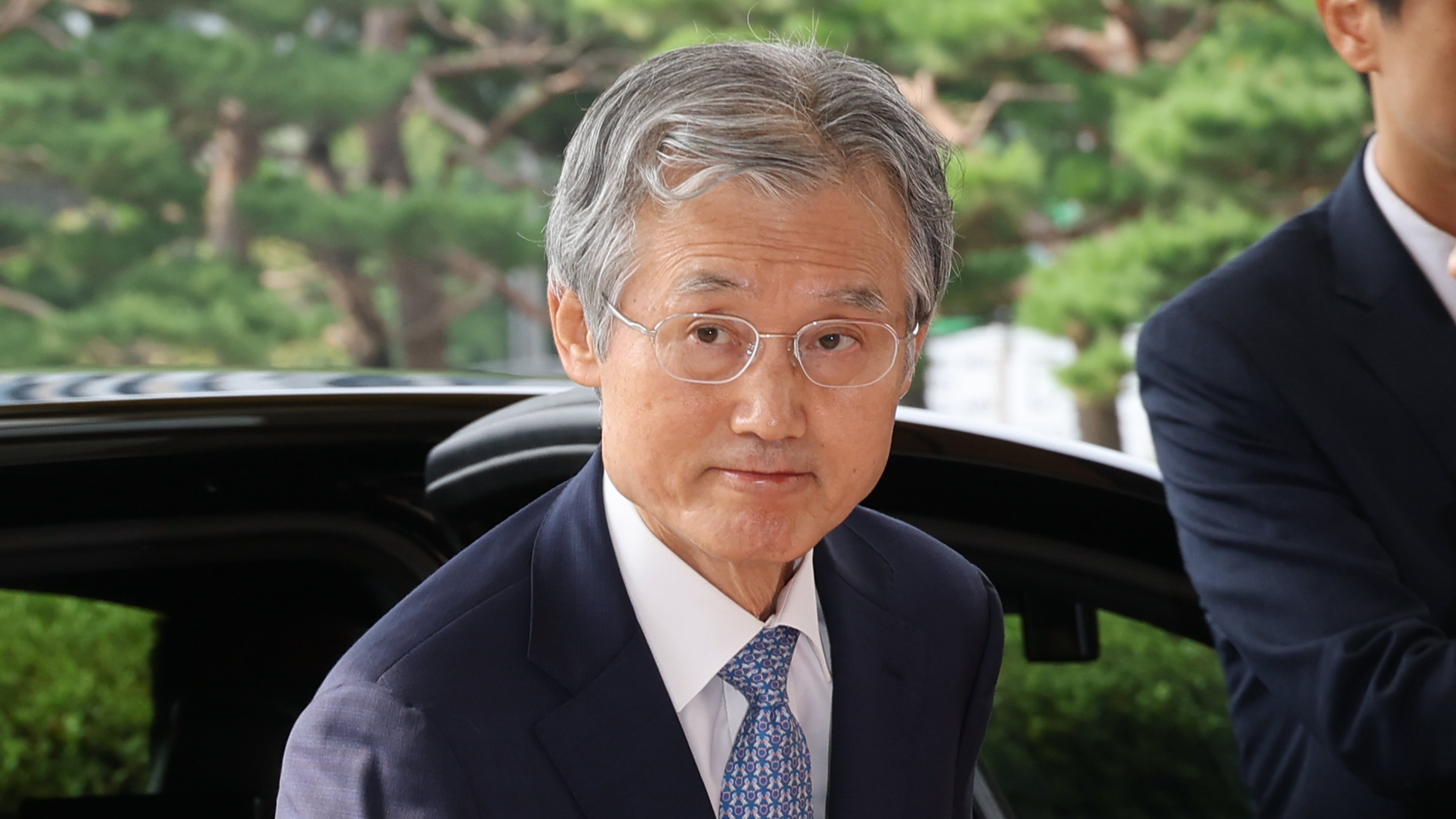 <YONHAP PHOTO-2311> 출근하는 조희대 대법원장
(서울=연합뉴스) 이진욱 기자 = 조희대 대법원장이 19일 서울 서초구 대법원으로 출근하고 있다. 조 대법원장은 지난 18일 노태악 전 대법관과 이흥구 대법관 후임으로 손봉기 대구지방법원 부장판사와 김성수 서울고등법원 부장판사를 이재명 대통령에게 임명 제청했다. 2026.8.19
cityboy@yna.co.kr/2026-08-19 09:29:10/
<저작권자 ⓒ 1980-2026 ㈜연합뉴스. 무단 전재 재배포 금지, AI 학습 및 활용 금지>