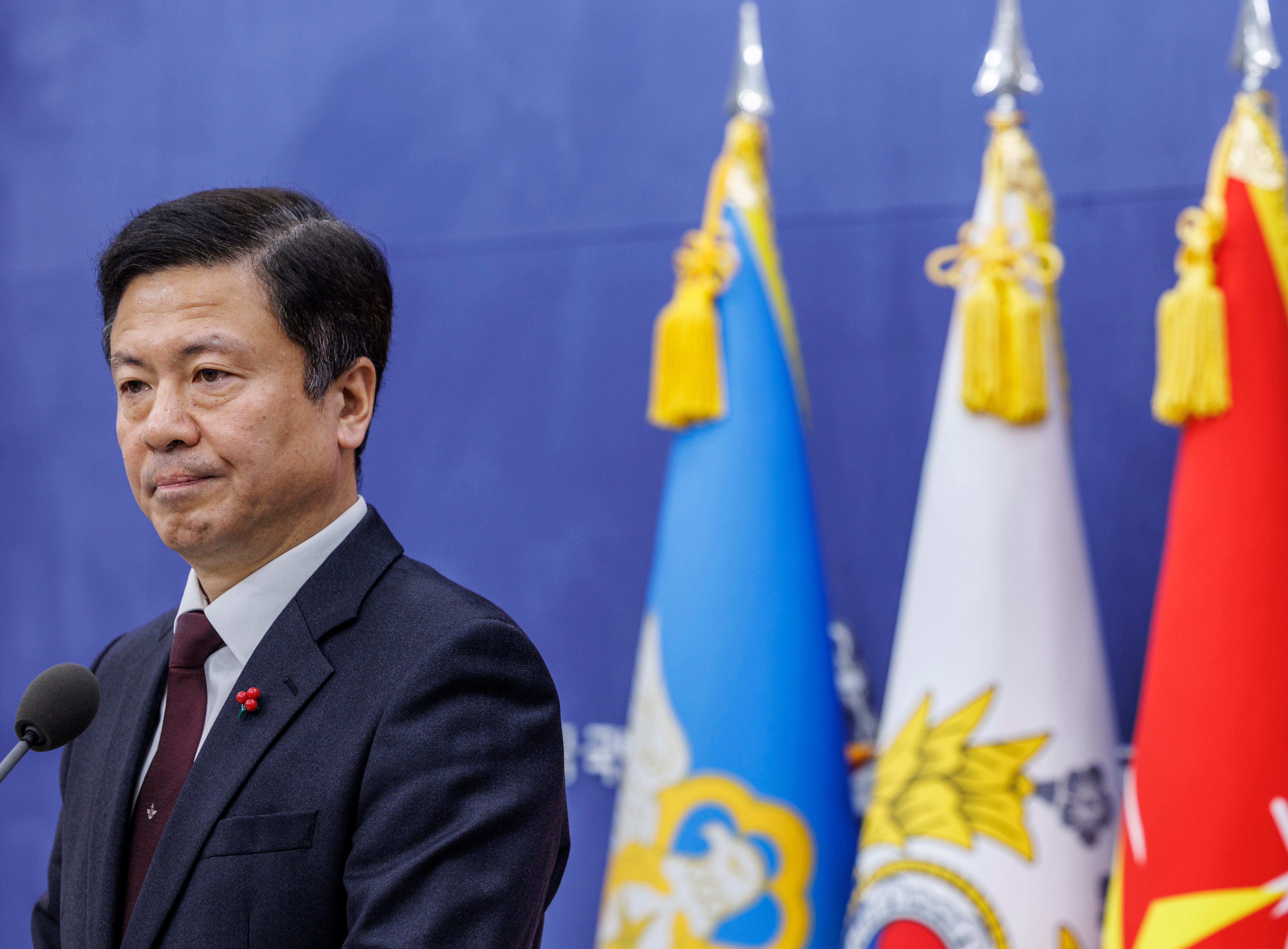 전하규 국방부 대변인이 지난 5일 오전 서울 용산구 국방부에서 비상계엄 사태 뒤 처음으로 열린 정례브리핑에서 굳은 표정으로 질문을 듣고 있다./연합뉴스