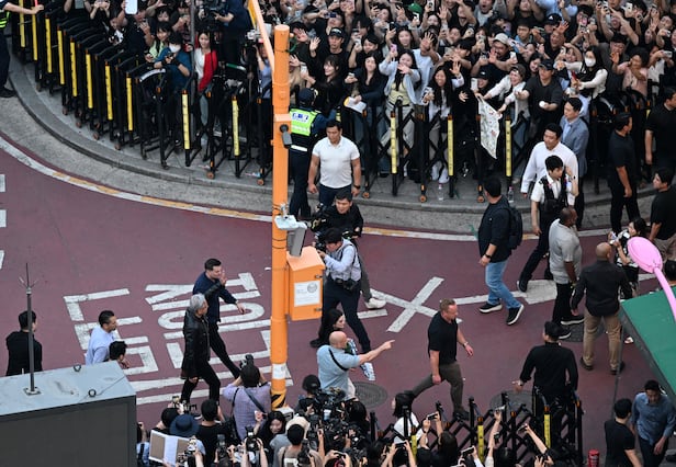 젠슨 황 엔비디아 최고경영자(CEO)가 5일 서울 마포구 홍대입구역 인근 삼겹살집에 도착하고 있다. 황 CEO는 이날 최태원 SK그룹 회장, 구광모 LG그룹 회장, 이해진 네이버 의장과 만찬 회동을 가졌다./뉴시스