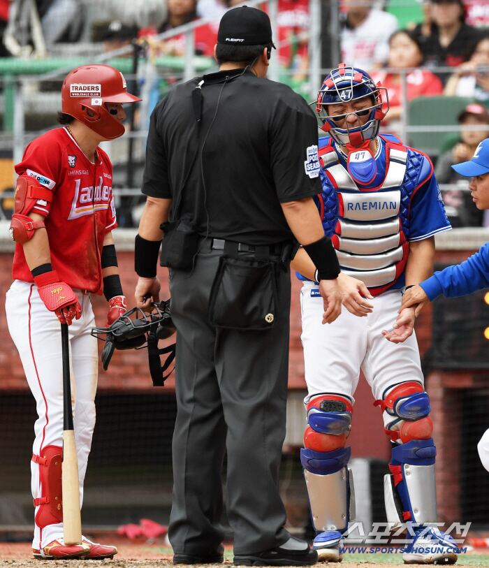 11일 인천SSG랜더스필드에서 열린 SSG와 삼성의 준PO 2차전. SSG 선발 김건우가 4회말 1사 삼성 포수 강민호가 SSG 최지훈 기습번트 타구에 맞은 뒤 통증을 호소하고 있다. 인천=박재만 기자 pjm@sportschosun.com/2025.10.11