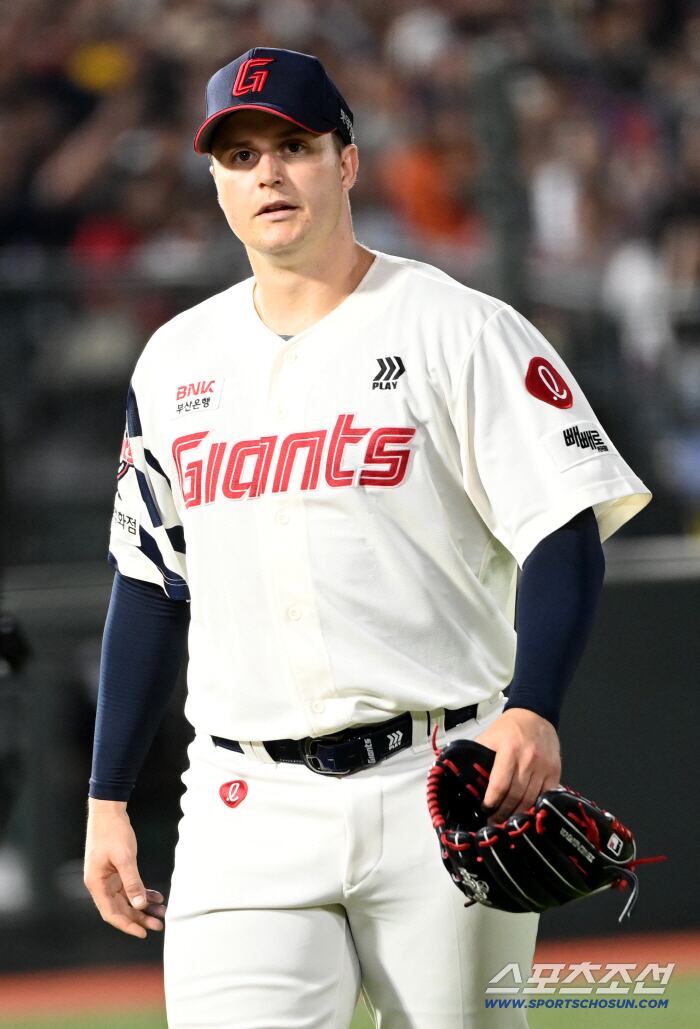 17일 부산 사직야구장에서 열린 한화와 롯데의 경기, 7회초 롯데 데이비슨이 마운드를 내려가고 있다. 부산=허상욱 기자wook@sportschosun.com/2025.06.17