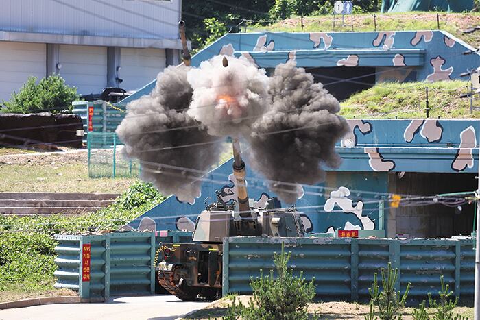연평도·백령도서 6년만에 포사격 훈련 - 군이 26일 서북도서 일대에서 해상 포사격 훈련을 했다. 사진은 인천시 옹진군 연평도에서 실시된 K-9 사격 훈련 장면. 서북도서 해상 사격 훈련이 재개된 것은 2018년 9·19 군사 합의로 해상 완충 구역 사격 훈련을 중단한 지 5년 9개월 만이다. 포 진지 벽면에 그려진 군용 위장 무늬는 안보상의 이유로 사진에서 지웠다. /뉴시스