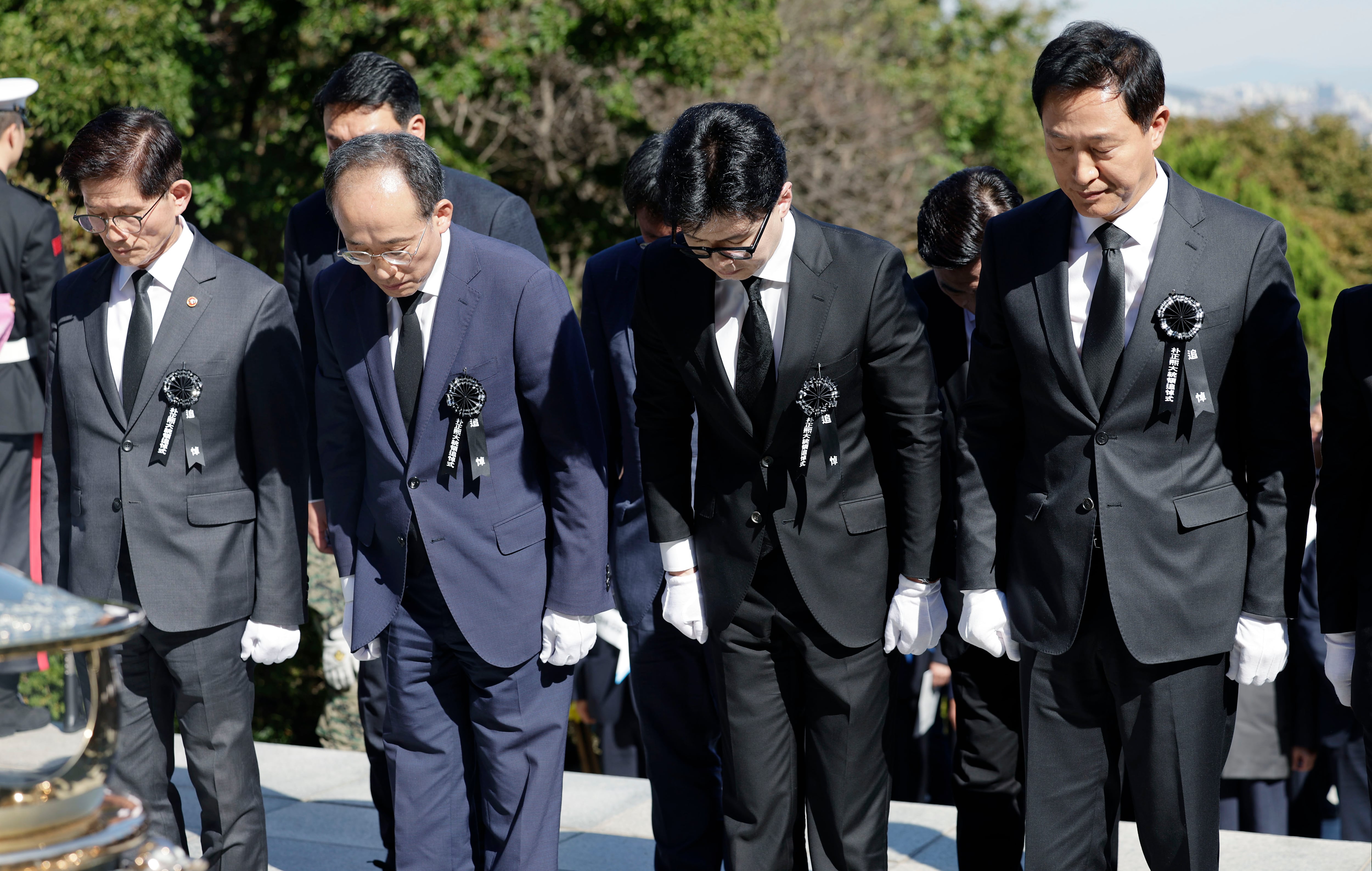 오세훈(오른쪽부터) 서울시장, 국민의힘 한동훈 대표, 추경호 원내대표, 김문수 고용노동부 장관이 26일 서울 동작구 국립현충원 박정희 전 대통령 묘역에서 열린 45주기 추도식에 참석해 묵념하고 있다. /뉴시스