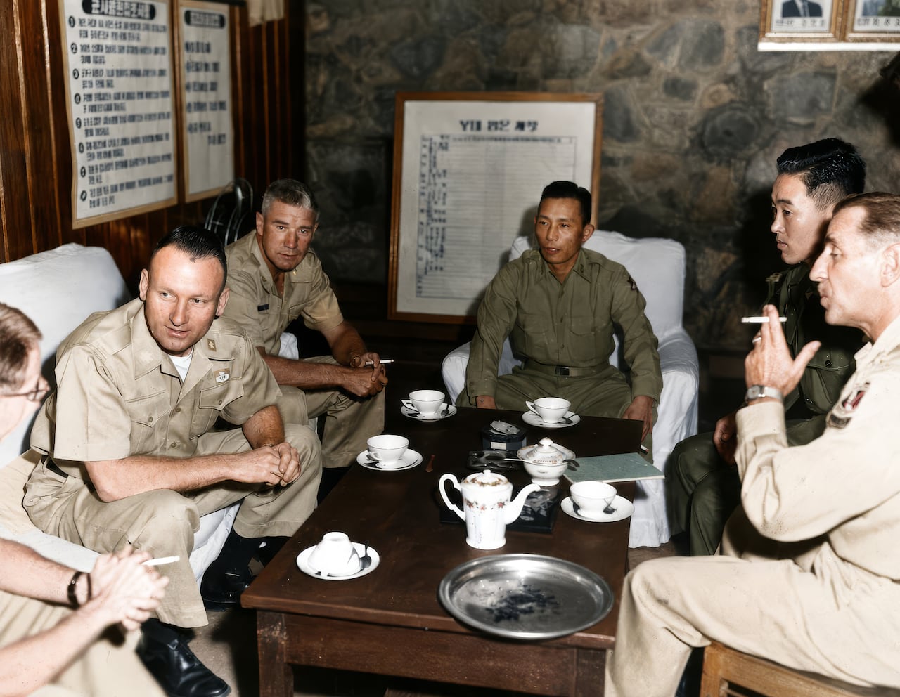 서울 관할 6관구 사령관 재직 당시 박정희 전 대통령(가운데 앉은 이)이 1959년 미군 장교들과 환담하는 모습이다. /미 국립 문서기록보관청