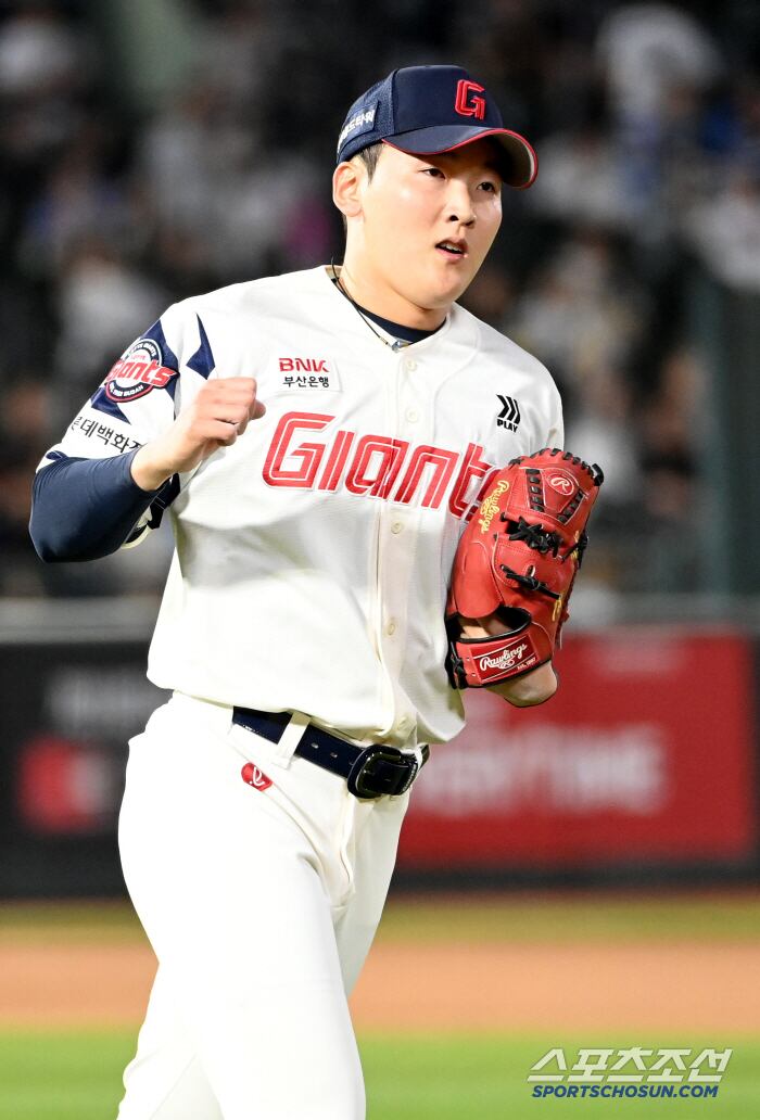 9일 부산 사직야구장에서 열린 두산과 롯데의 경기, 8회초 2사 2,3루 최준용이 케이브를 1루 땅볼로 처리하며 이닝을 끝낸 후 기뻐하고 있다. 부산=허상욱 기자wook@sportschosun.com/2025.07.09