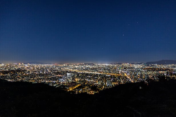 용마산 일출 산행의 직행 코스로 통하는 '팔각정길'의 '용마산정'에서 내려다 본 새벽의 도심 풍경. 지나가던 한 등산객은 "비행기에서 내려다 본 것만 같은 '항공 뷰'"라며 감탄했다. / 양수열 영상미디어 기자